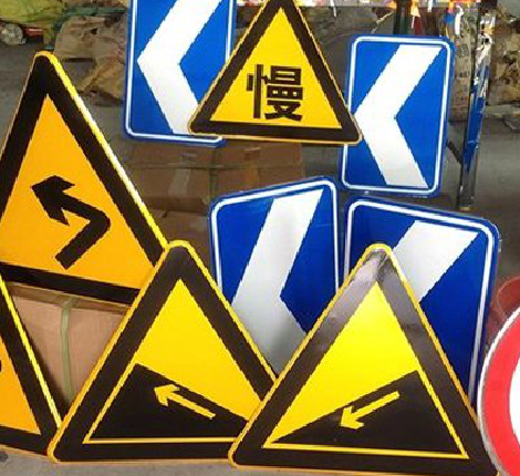  扶沟标识标牌中颜色的确定是很重要的。